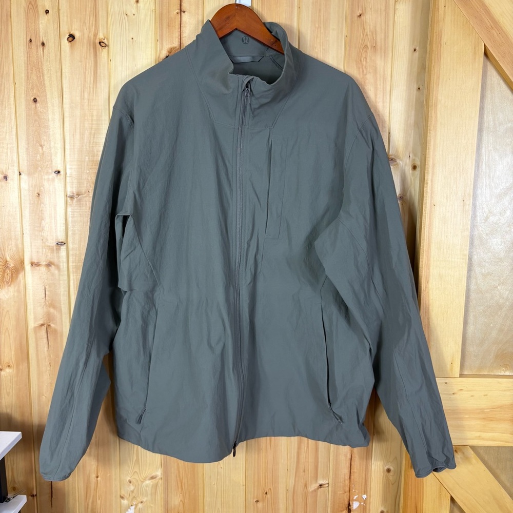 Lululemon Men’s Jacket  XXL M4ALTS 
Windbreaker Lightweight Secure Pockets